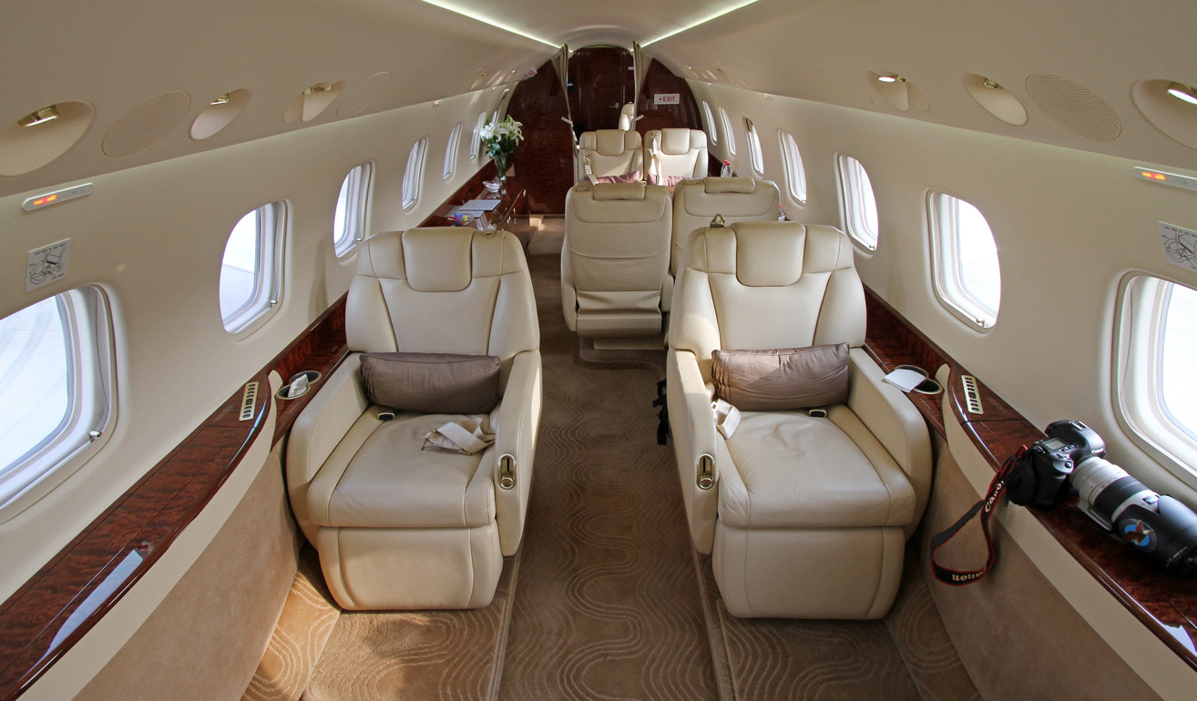 Embraer Legacy 650_cabin.jpg